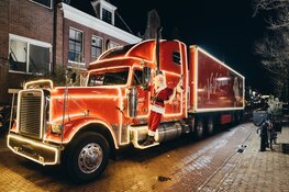 Groot feest in Den Helder centrum bij de Vomar Kersttruck met gratis kerstpakketten en sneeuw