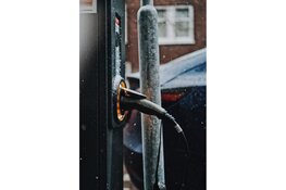 Problemen met vastgevroren laadkabels in Den Helder