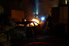 Twee voertuigen in brand aan de Pluto in Den Helder