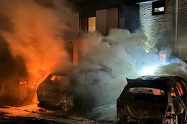 Twee voertuigen in brand aan de Pluto in Den Helder