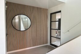 Waarom houten wandpanelen perfect zijn voor een stijlvolle en rustige slaapkamer