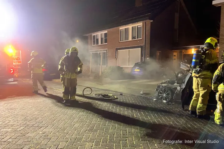 Auto door brand verwoest aan Jan Aarjensz Breedstraat