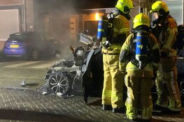Auto door brand verwoest aan Jan Aarjensz Breedstraat