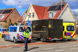 Pakketbezorger rijdt achterop auto in Den Helder