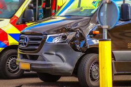 Pakketbezorger rijdt achterop auto in Den Helder