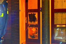 Explosie bij voordeur van woning in Den Helder