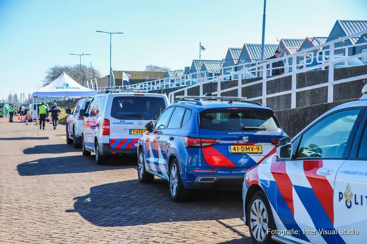 Controle door koninklijke marechaussee en politie in Den Helder