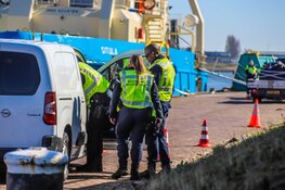 Controle door koninklijke marechaussee en politie in Den Helder