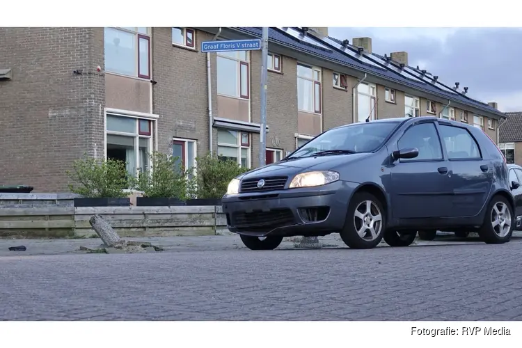 Bestuurder valt in slaap en rijdt paal uit de grond