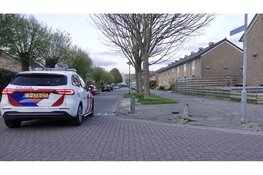 Bestuurder valt in slaap en rijdt paal uit de grond
