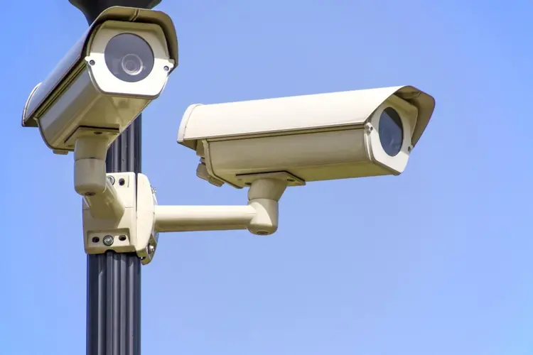 Burgemeester De Boer geeft opdracht tot mobiel cameratoezicht in Schoenerstraat en Klipperstraat; verlenging in Janzenstraat