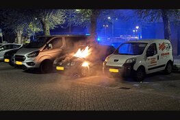 Auto in brand op parkeerplaats achter hotel