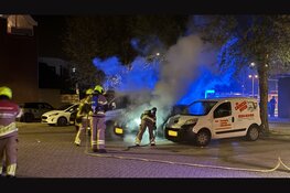 Auto in brand op parkeerplaats achter hotel