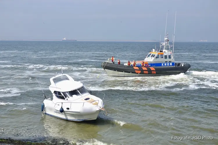 Bootje in problemen voor de Helderse veerhaven