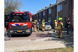 Brand in bosschage naast woningen in Den Helder, brandweer voorkomt overslag