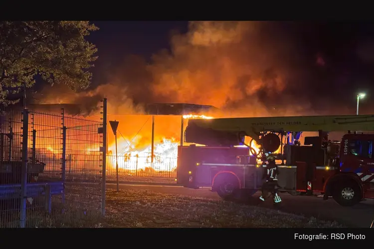 Uitslaande brand bij bedrijfspand aan Koperslagersweg