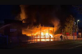 Uitslaande brand bij bedrijfspand aan Koperslagersweg