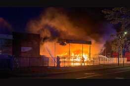 Uitslaande brand bij bedrijfspand aan Koperslagersweg