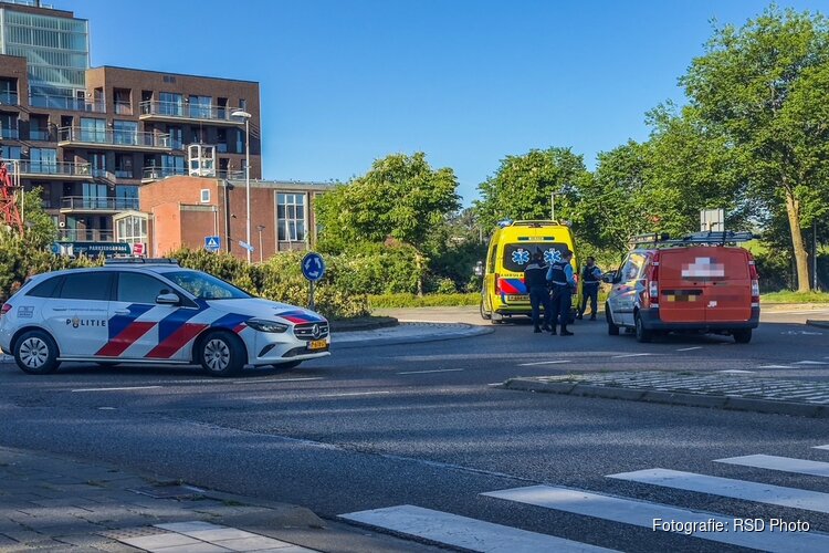 Fietser raakt gewond bij botsing met werkbus in Den Helder