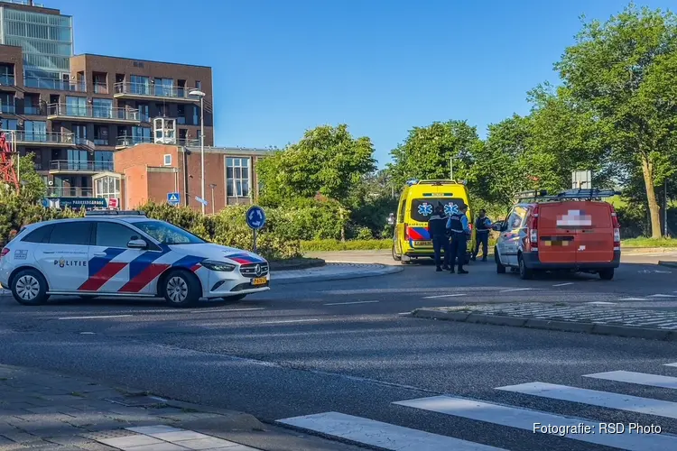 Fietser raakt gewond bij botsing met werkbus in Den Helder