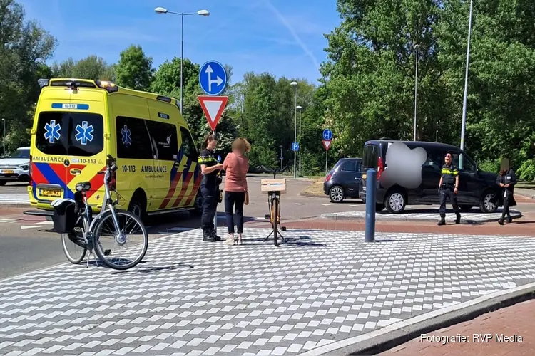 Fietser naar het ziekenhuis na aanrijding met auto in Den Helder