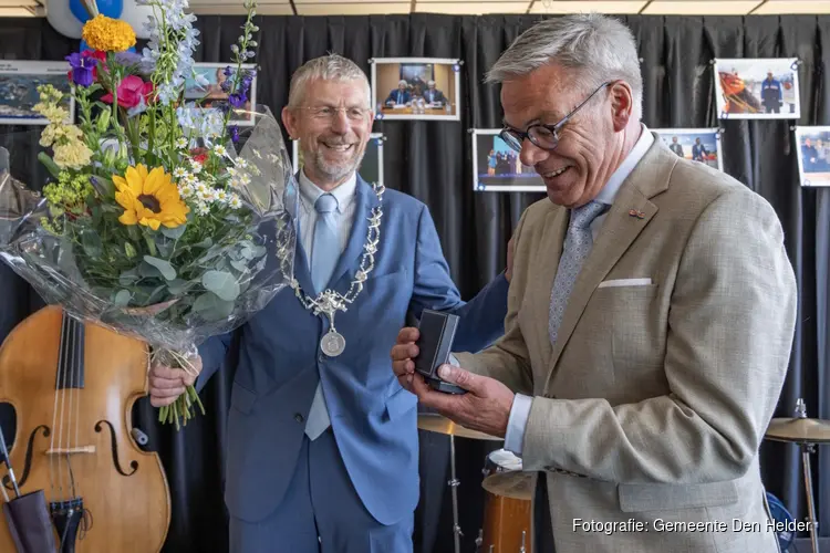 Zilveren erepenning voor Kees Turnhout bij afscheid Port of Den Helder
