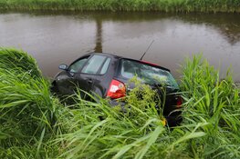 Automobilist raakt te water en neemt de benen in Breezand
