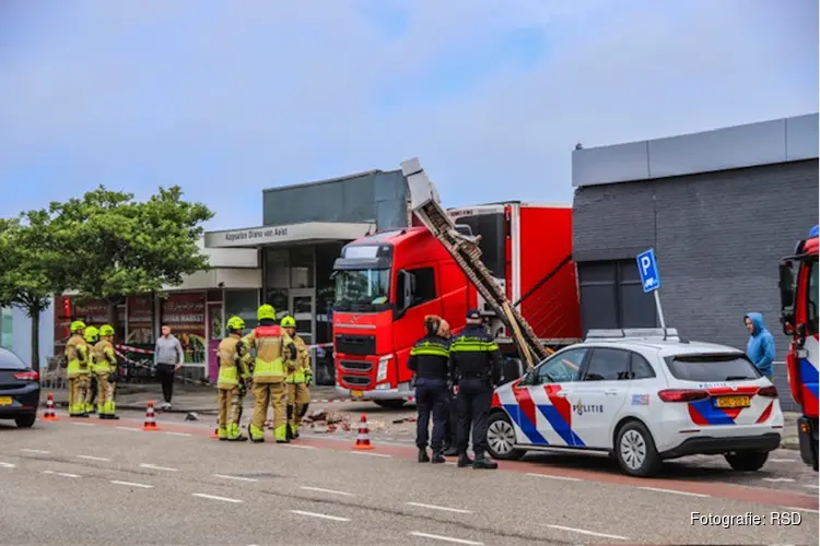 Vrachtwagen veroorzaakt flinke schade aan gevels op Texelstroomlaan in Den Helder