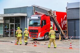 Vrachtwagen veroorzaakt flinke schade aan gevels op Texelstroomlaan in Den Helder