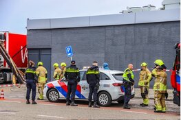 Vrachtwagen veroorzaakt flinke schade aan gevels op Texelstroomlaan in Den Helder
