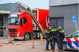 Vrachtwagen veroorzaakt flinke schade aan gevels op Texelstroomlaan in Den Helder