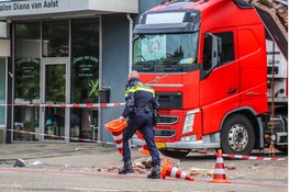 Vrachtwagen veroorzaakt flinke schade aan gevels op Texelstroomlaan in Den Helder