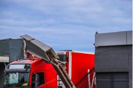 Vrachtwagen veroorzaakt flinke schade aan gevels op Texelstroomlaan in Den Helder