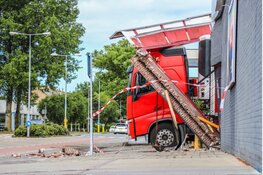 Vrachtwagen veroorzaakt flinke schade aan gevels op Texelstroomlaan in Den Helder