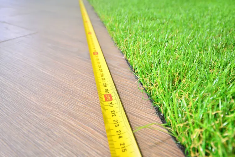 Maak je eigen mini-golfbaan in de tuin met kunstgras