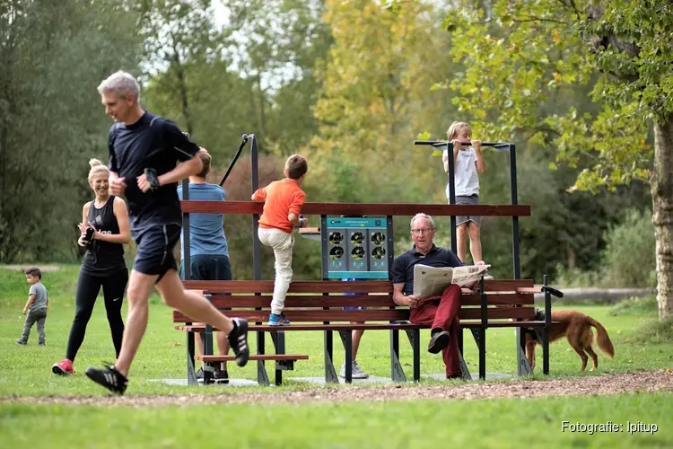 Tijdelijke beweegbank in Timopark Den Helder wordt feestelijk geopend
