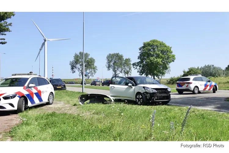 Auto veroorzaakt door baanwissel botsing op rotonde Den Helder