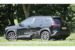 Auto veroorzaakt door baanwissel botsing op rotonde Den Helder