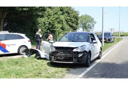 Auto veroorzaakt door baanwissel botsing op rotonde Den Helder