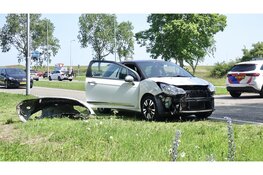 Auto veroorzaakt door baanwissel botsing op rotonde Den Helder