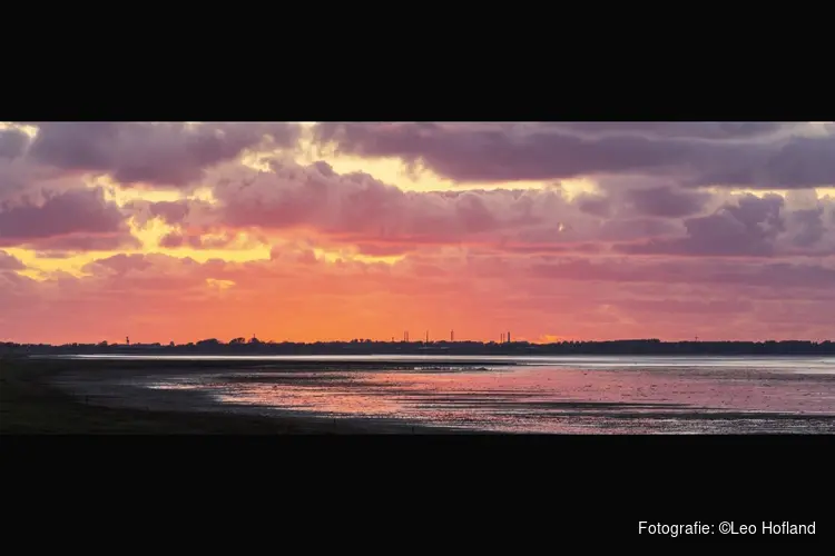 De avond zien vallen op het wad