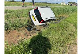 Auto te water na uitwijkmanoeuvre voor tractor in Anna Paulowna