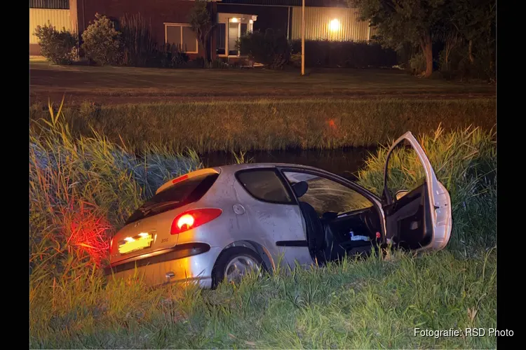 Auto deels te water langs Doggervaart
