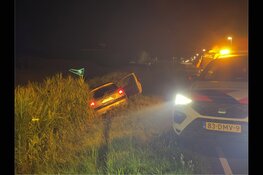 Auto deels te water langs Doggervaart