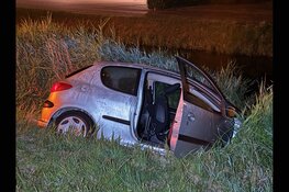 Auto deels te water langs Doggervaart