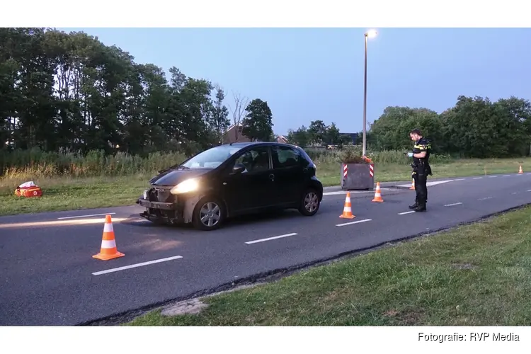 Auto knalt op plantenbak in Julianadorp en raakt total loss