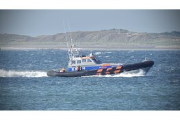 Vaartuig Kustwacht in problemen op Noordzee, reddingboten en helikopter ingeschakeld