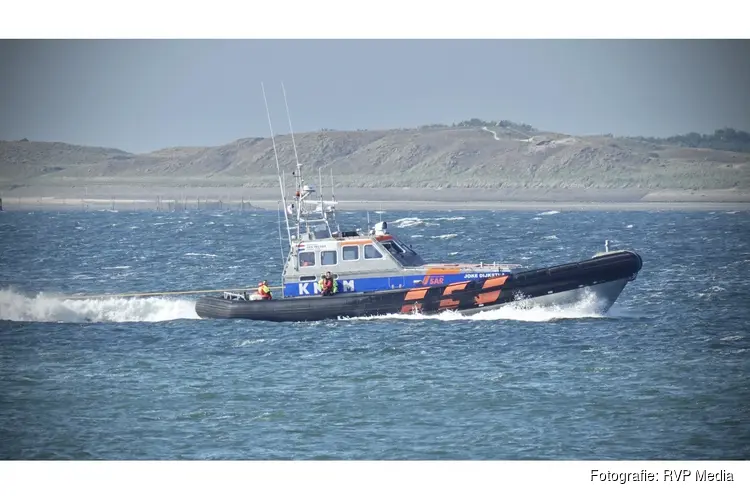 Vaartuig Kustwacht in problemen op Noordzee, reddingboten en helikopter ingeschakeld