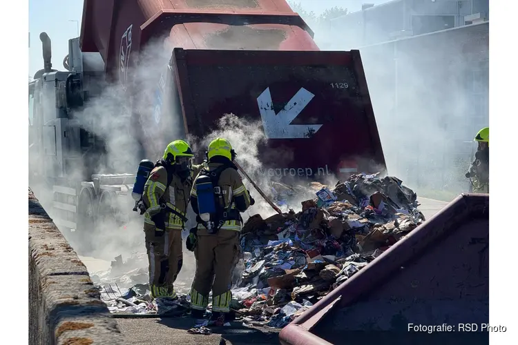 Brand in vuilniswagen bij bedrijf in Den Helder