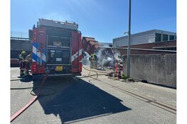 Brand in vuilniswagen bij bedrijf in Den Helder